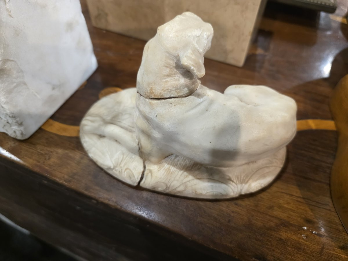 Petite sculpture en marbre représentant un chien couché. Italie, XVIIIe siècle.-photo-3