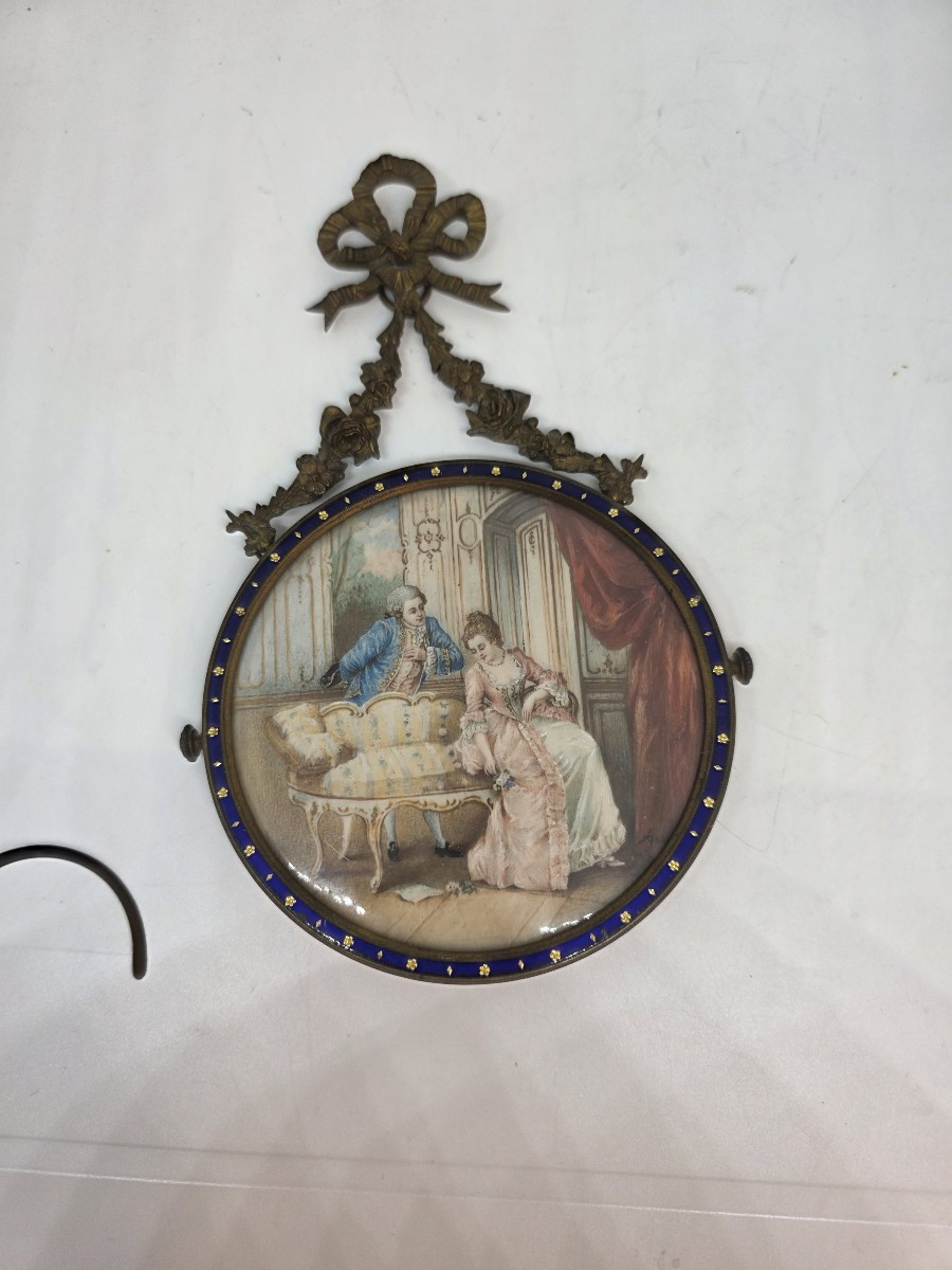 Miniature circulaire encadrée représentant une scène romantique. France, époque Napoléon III