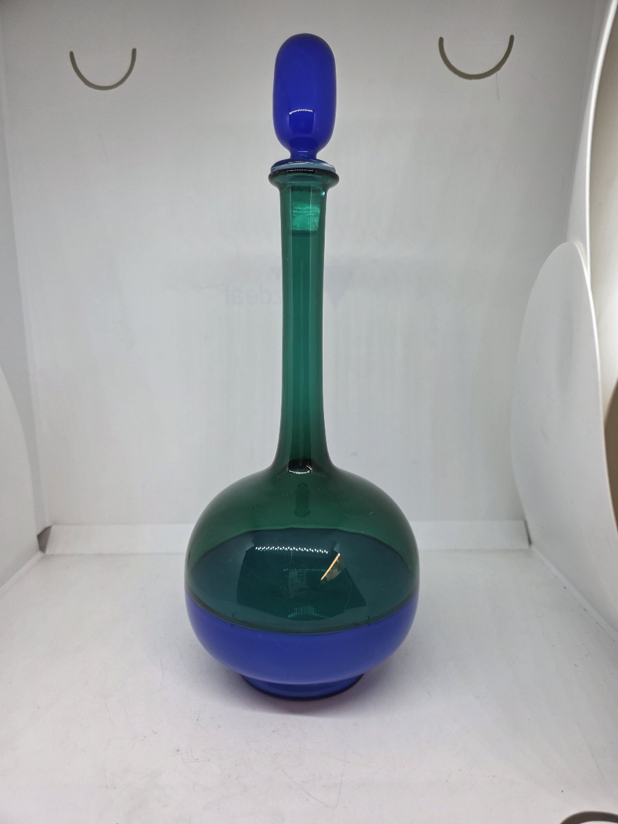 Bouteille en verre soufflé ornée d'incalmo bleu et vert.  Venini, 1989 (Gio Ponti)