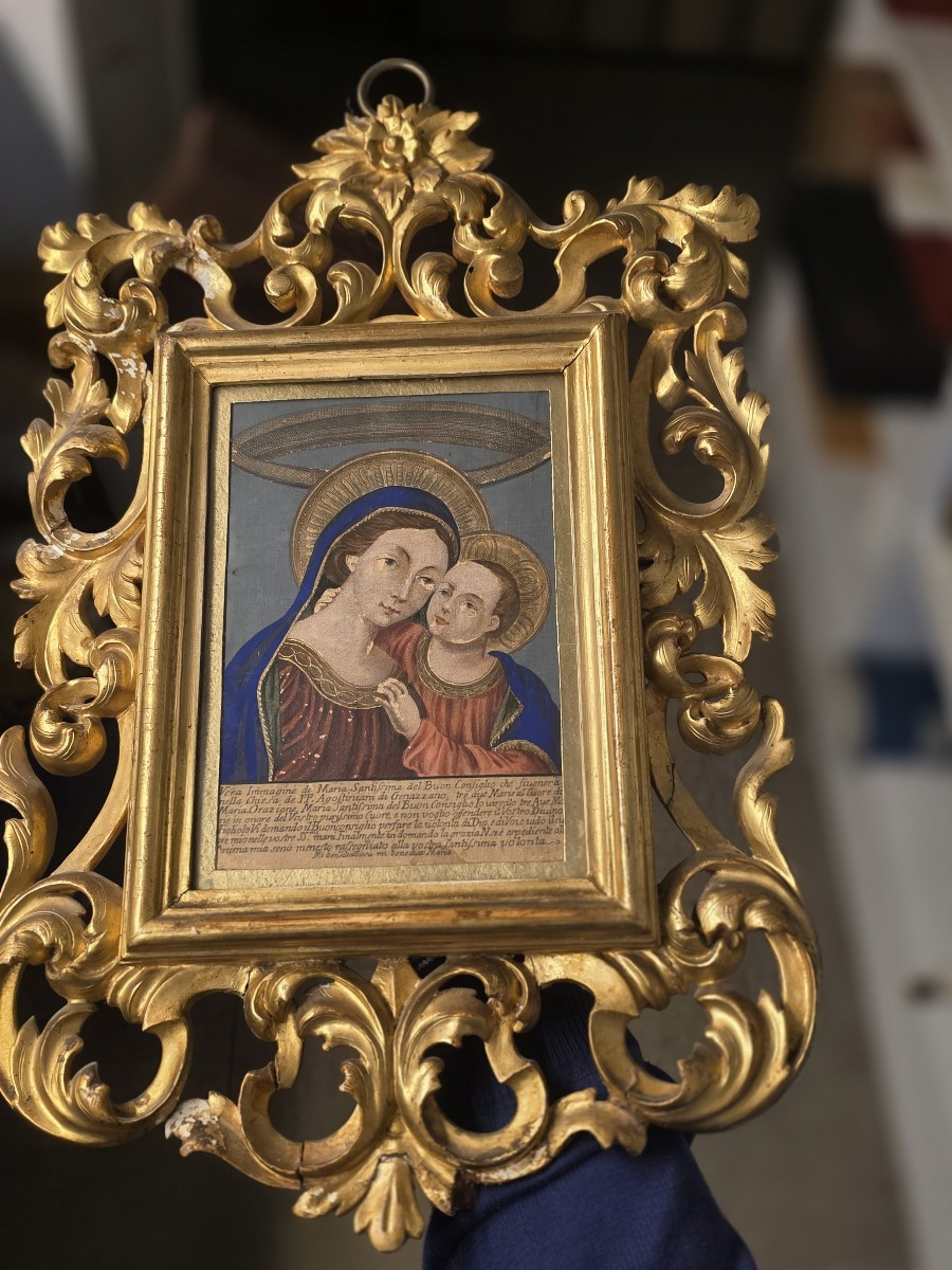 Cadre doré et gravure coloriée du XIXe siècle représentant la Vierge du Bon Conseil