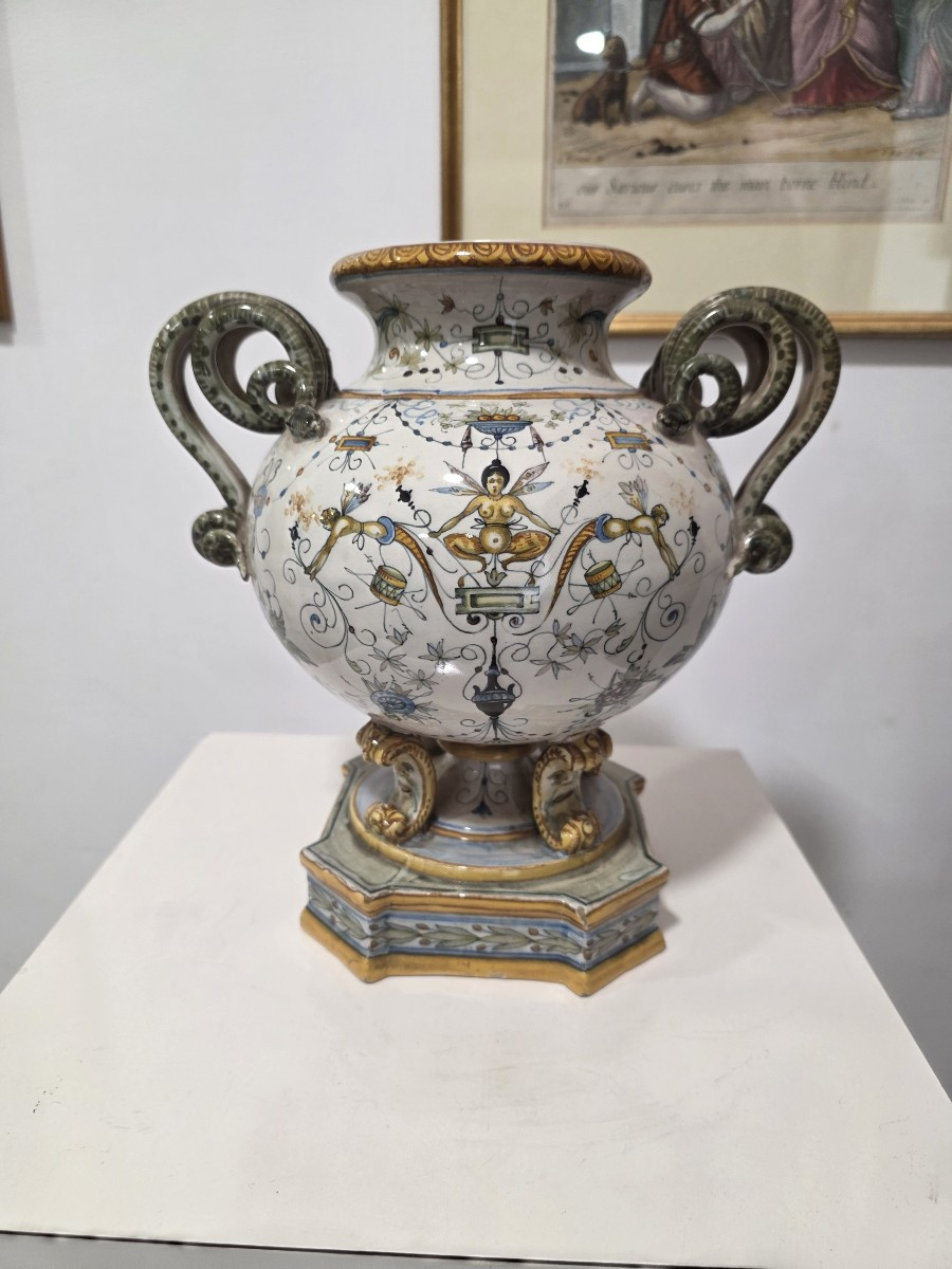Vase orné de grotesques. Première moitié du XXe siècle, Molaroni, Pesaro