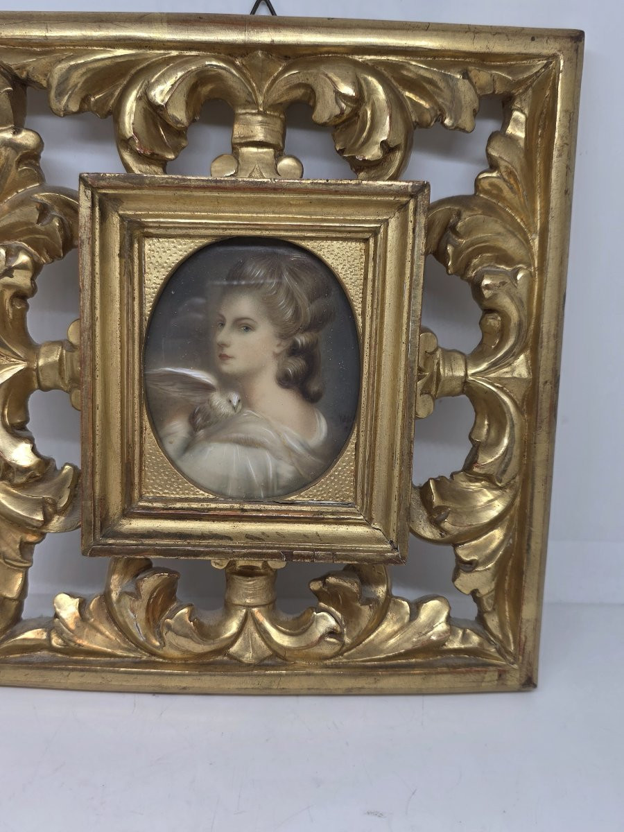 Portrait miniature de profil d'une jeune femme dans un cadre doré (XIXe siècle)-photo-1
