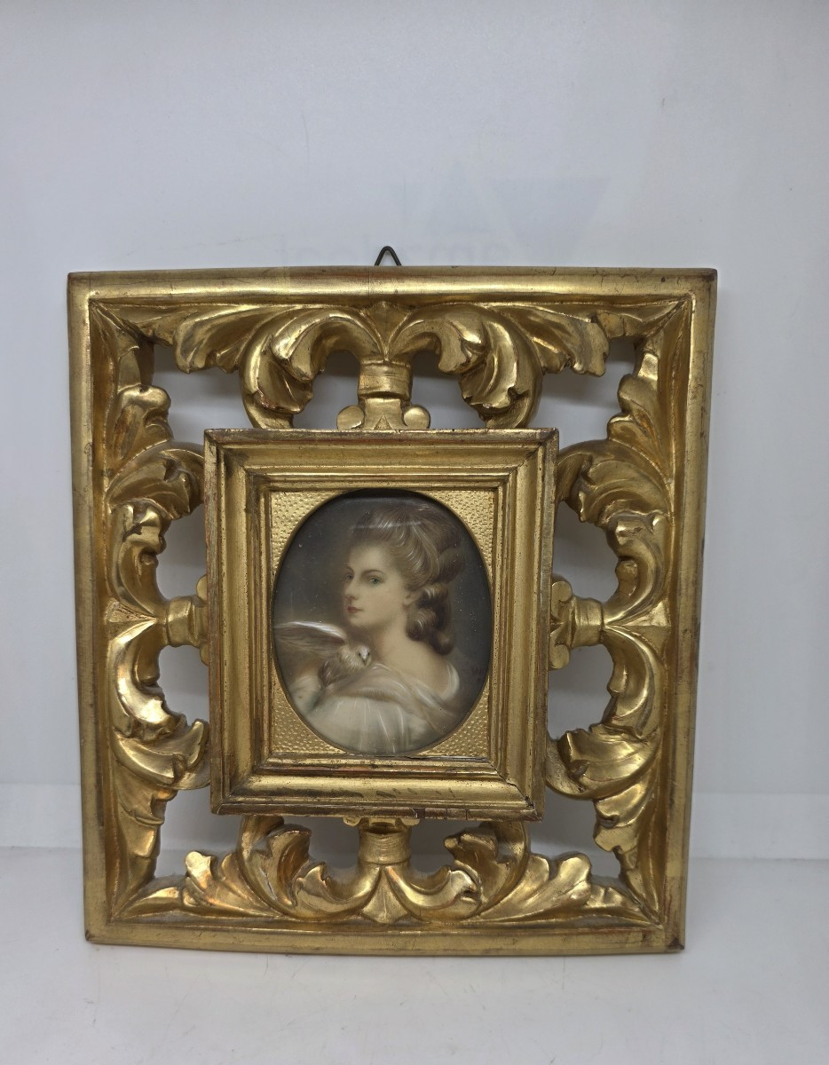 Portrait miniature de profil d'une jeune femme dans un cadre doré (XIXe siècle)
