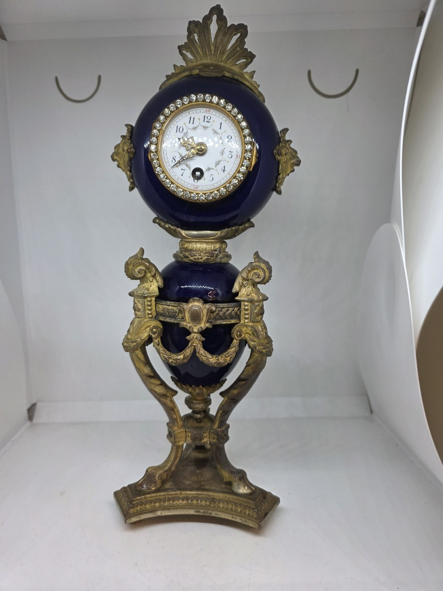 Horloge de table française en forme de vase (ou « horloge urne ») de l'époque napoléonienne III