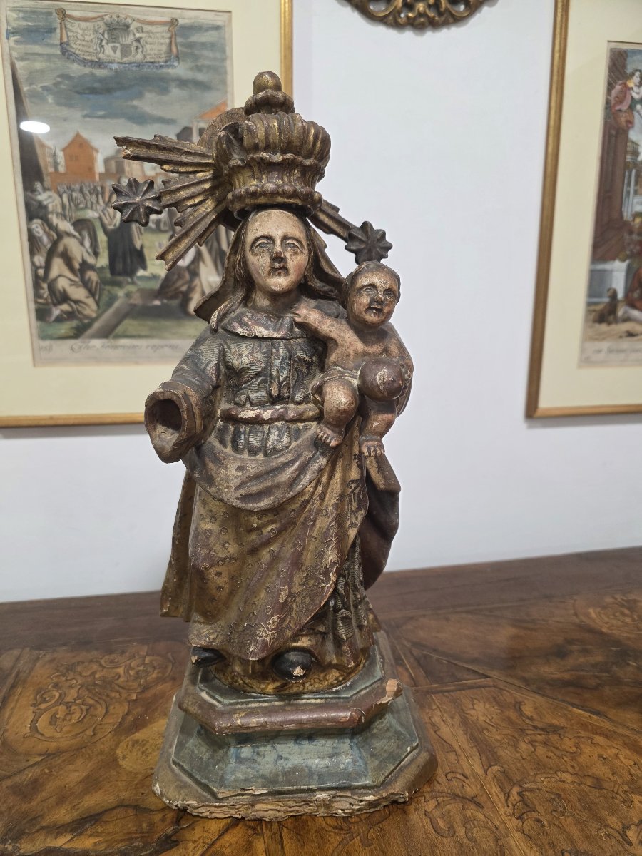 Sculpture en bois doré et peint représentant la Vierge à l'Enfant, Espagne, fin du XVIIe siècle