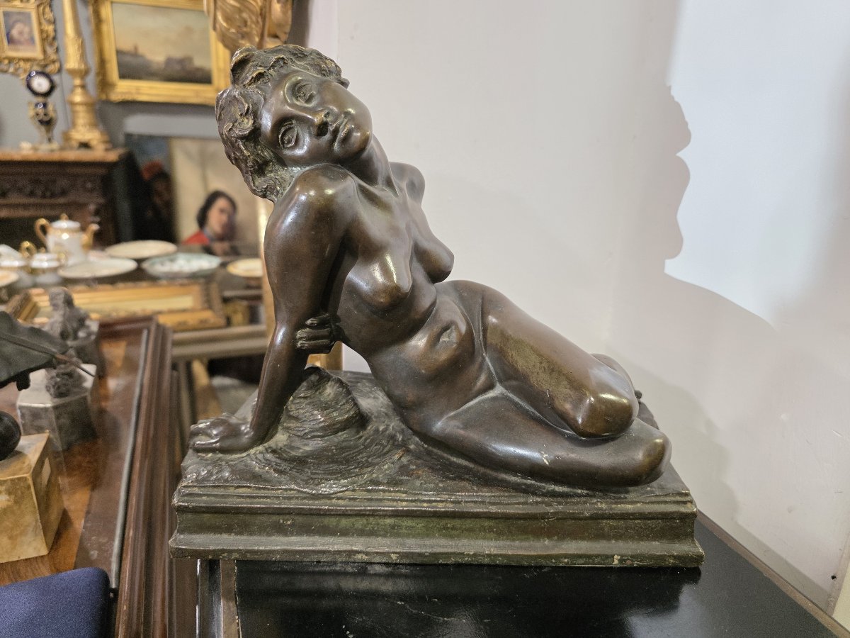  Carlo de Veroli – Sculpture en bronze représentant un nu féminin en position semi-allongée-photo-2