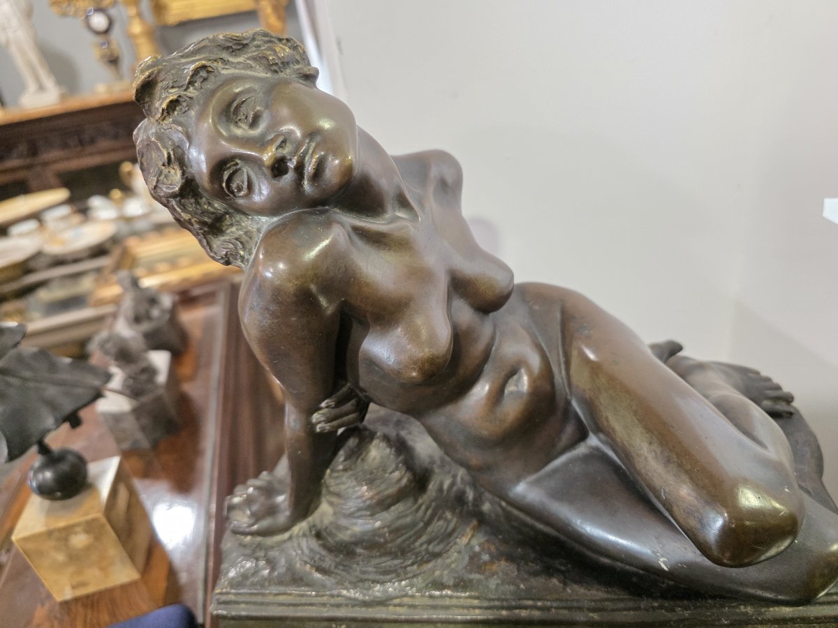  Carlo de Veroli – Sculpture en bronze représentant un nu féminin en position semi-allongée-photo-3