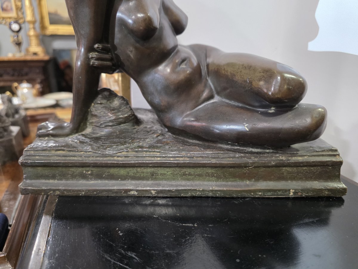  Carlo de Veroli – Sculpture en bronze représentant un nu féminin en position semi-allongée-photo-4