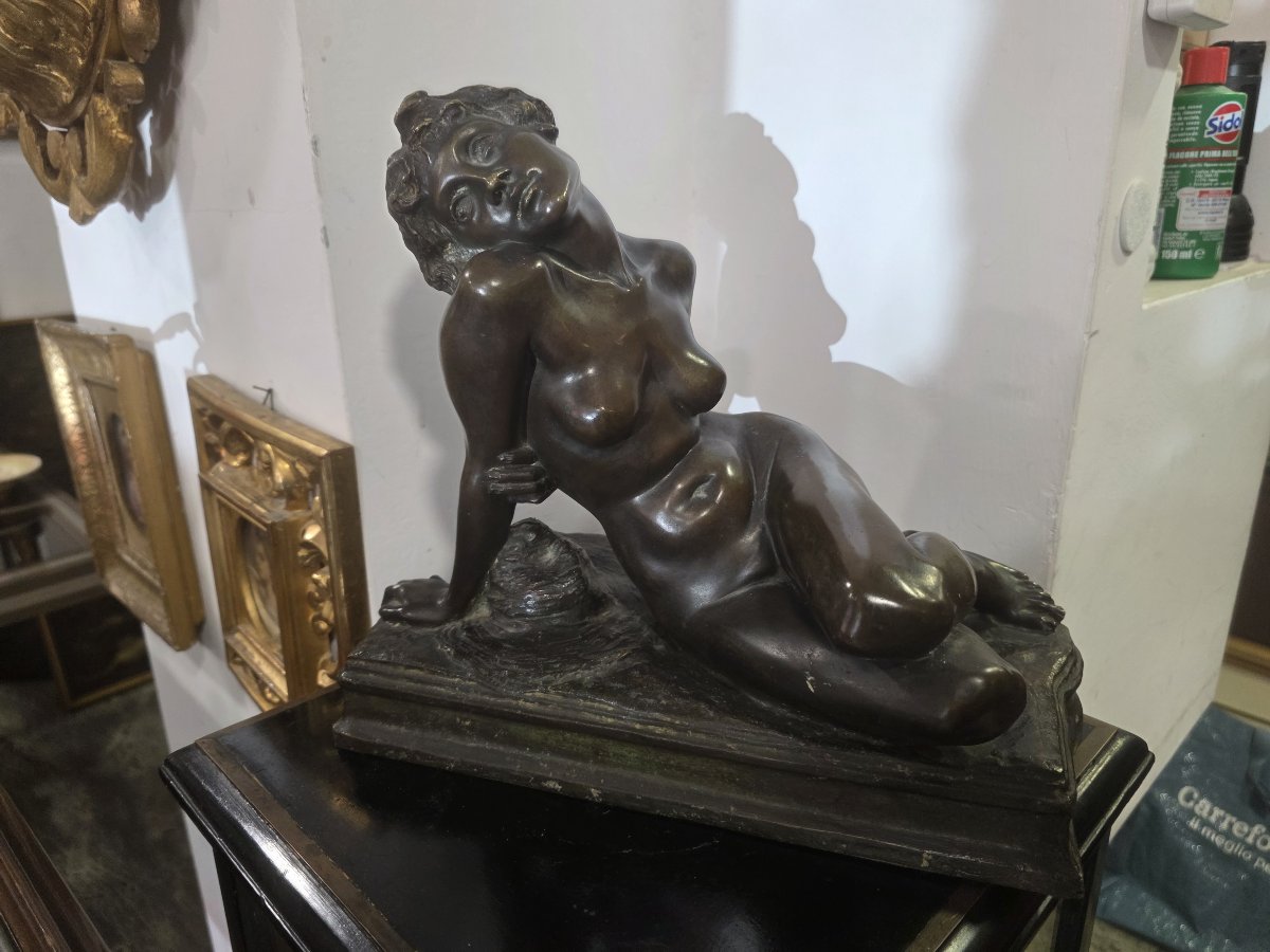  Carlo de Veroli – Sculpture en bronze représentant un nu féminin en position semi-allongée