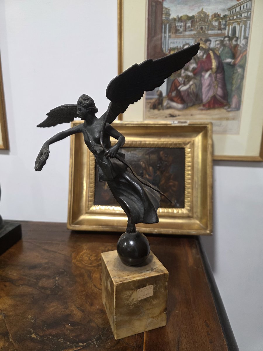  Sculpture en bronze « Victoire ailée sur un globe », fin du XIXe siècle – Marbre jaune-photo-2