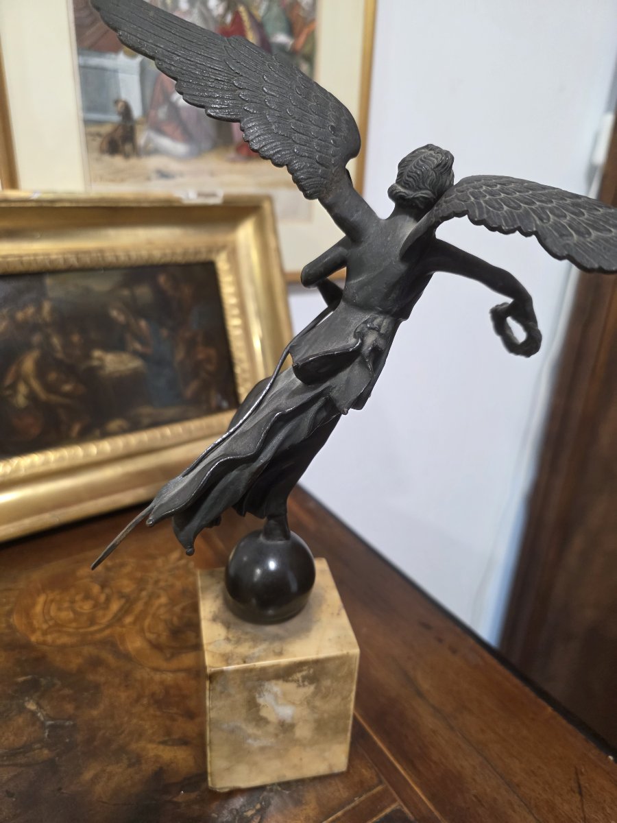  Sculpture en bronze « Victoire ailée sur un globe », fin du XIXe siècle – Marbre jaune-photo-4