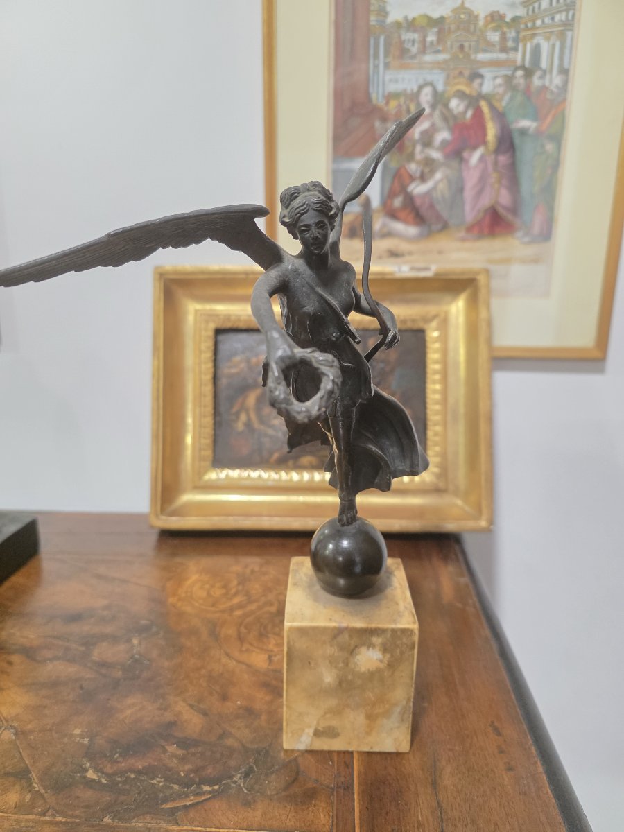  Sculpture en bronze « Victoire ailée sur un globe », fin du XIXe siècle – Marbre jaune