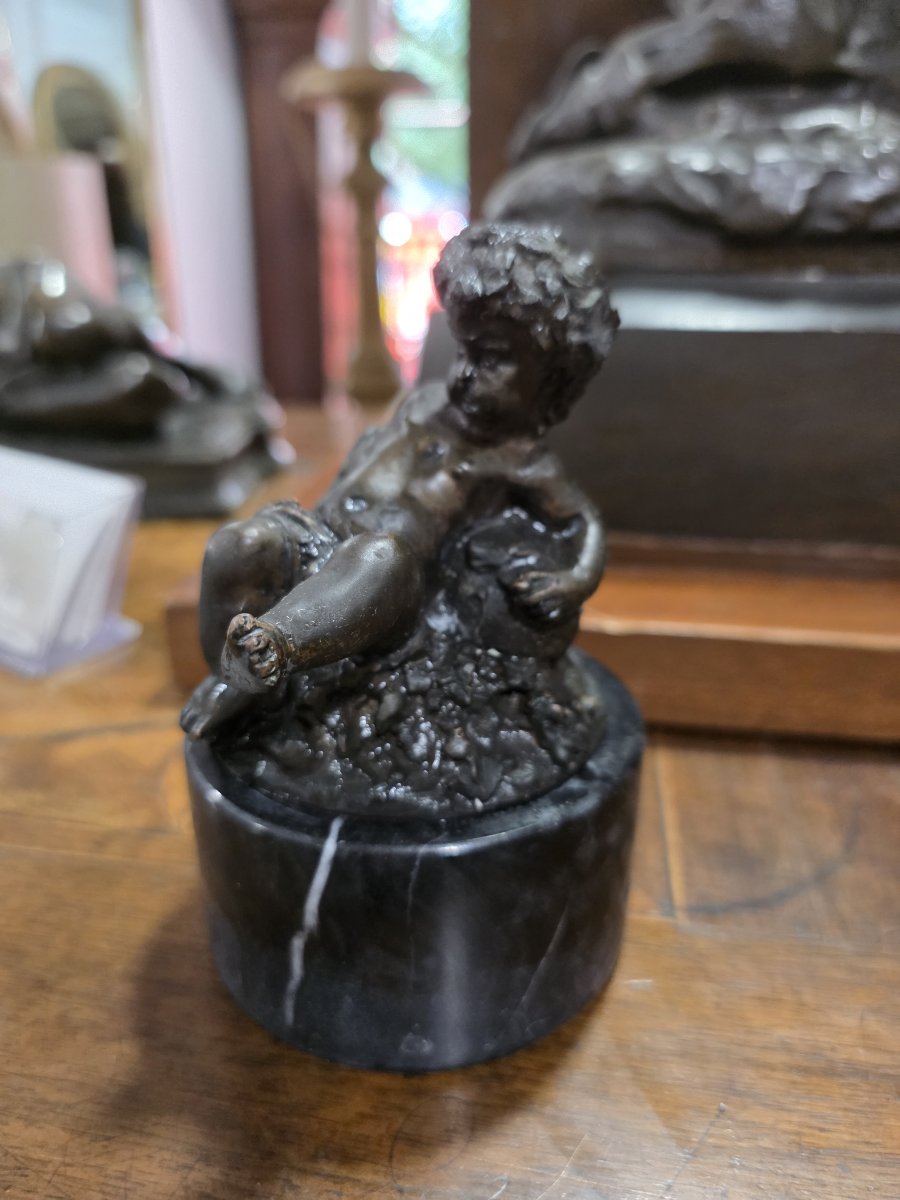 Petit bronze « Putto à la corne d'abondance » – Ferdinando De Luca, début du XXe siècle