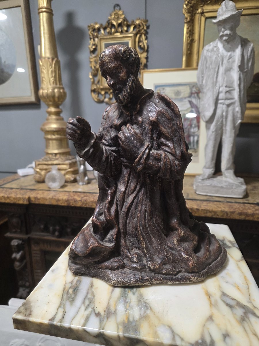  Sculpture baroque en terre cuite ou scagliola représentant un saint (XVIIe/XVIIIe siècle)