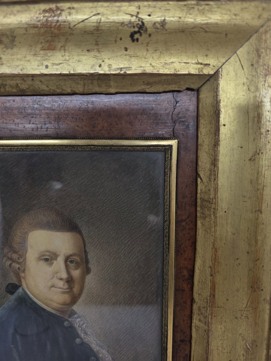 Portrait de gentilhomme au pastel, XVIIIe siècle – Cadre en loupe et bois doré-photo-1