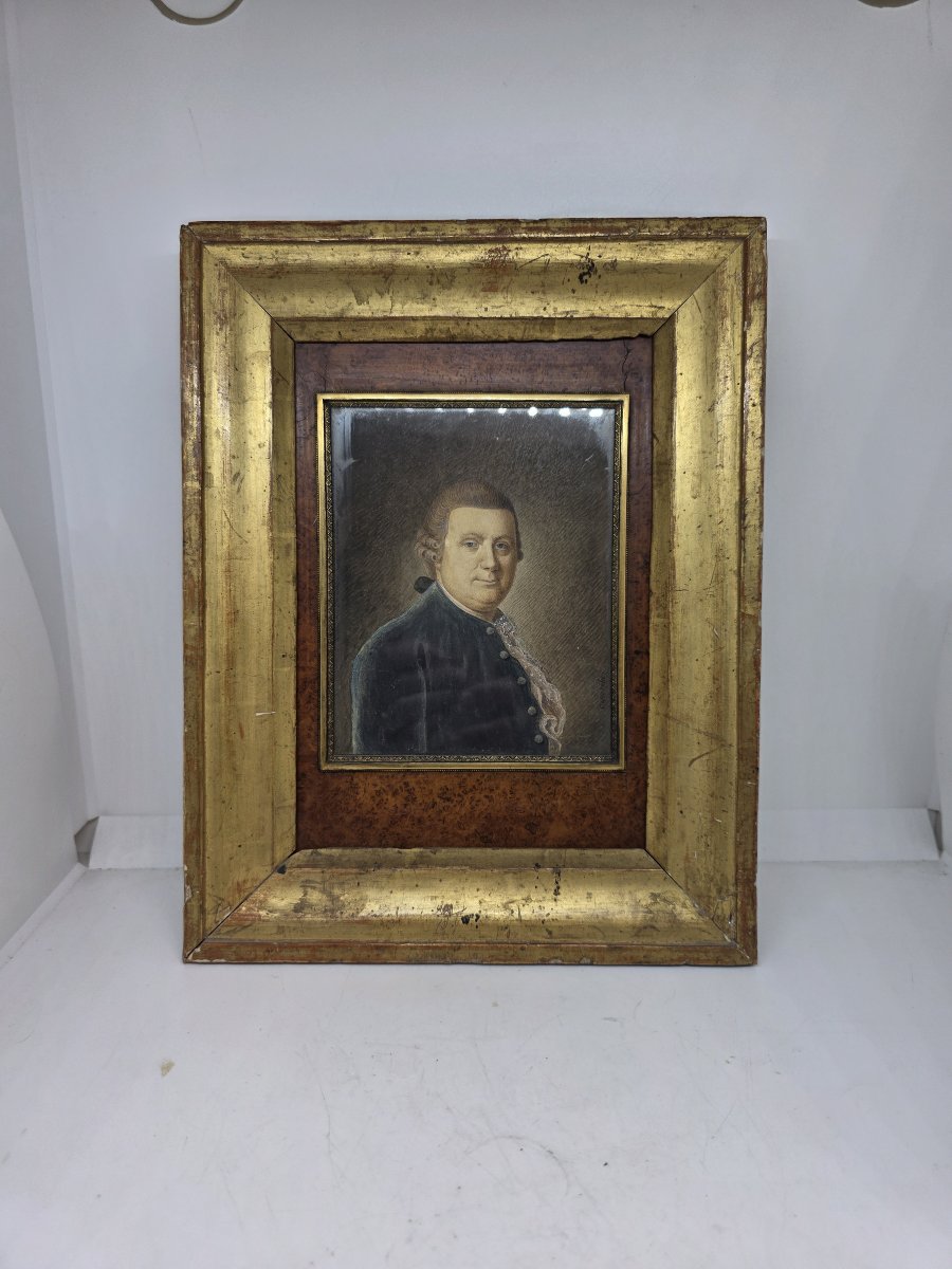 Portrait de gentilhomme au pastel, XVIIIe siècle – Cadre en loupe et bois doré