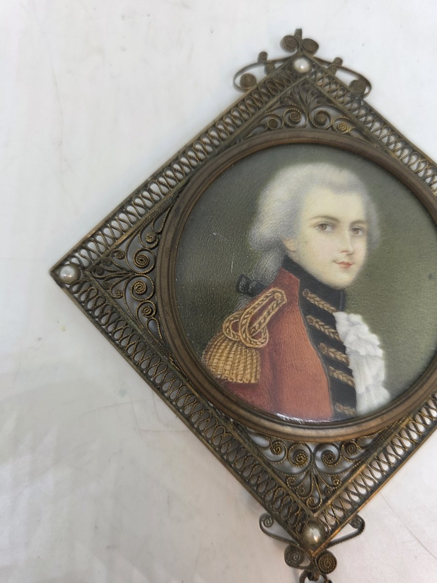 Portrait miniature d'un officier du XVIIIe siècle – Cadre en filigrane et perles-photo-3