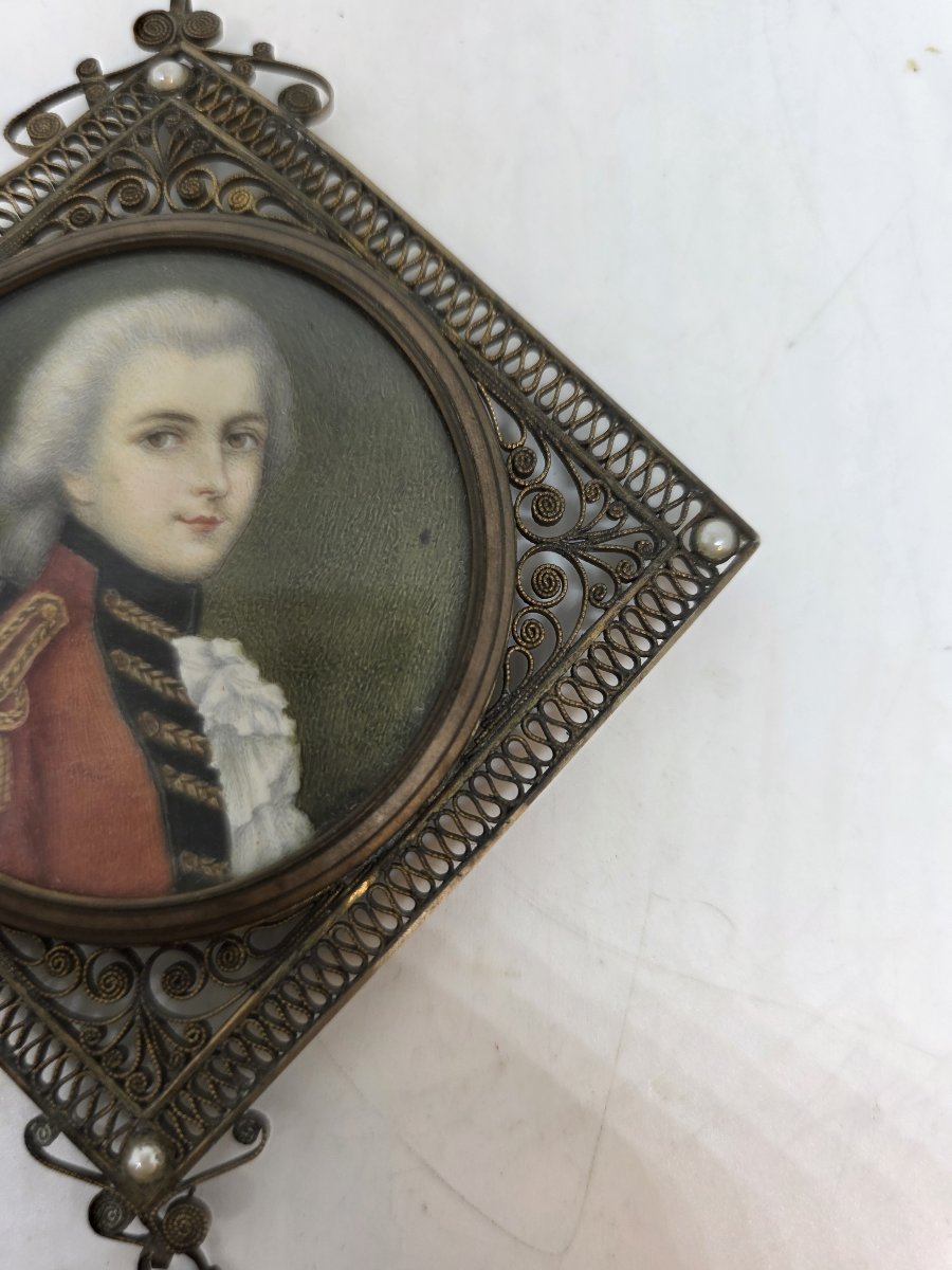 Portrait miniature d'un officier du XVIIIe siècle – Cadre en filigrane et perles-photo-4