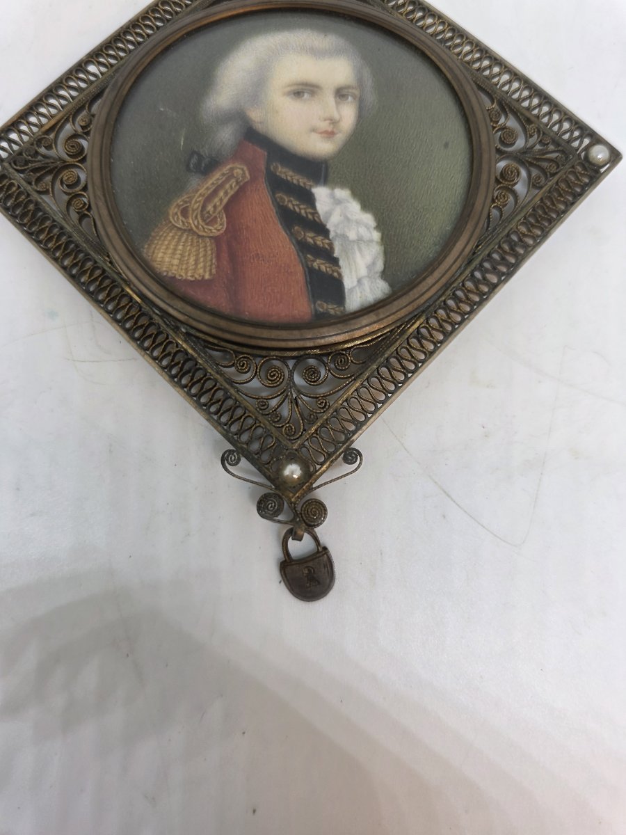 Portrait miniature d'un officier du XVIIIe siècle – Cadre en filigrane et perles-photo-1