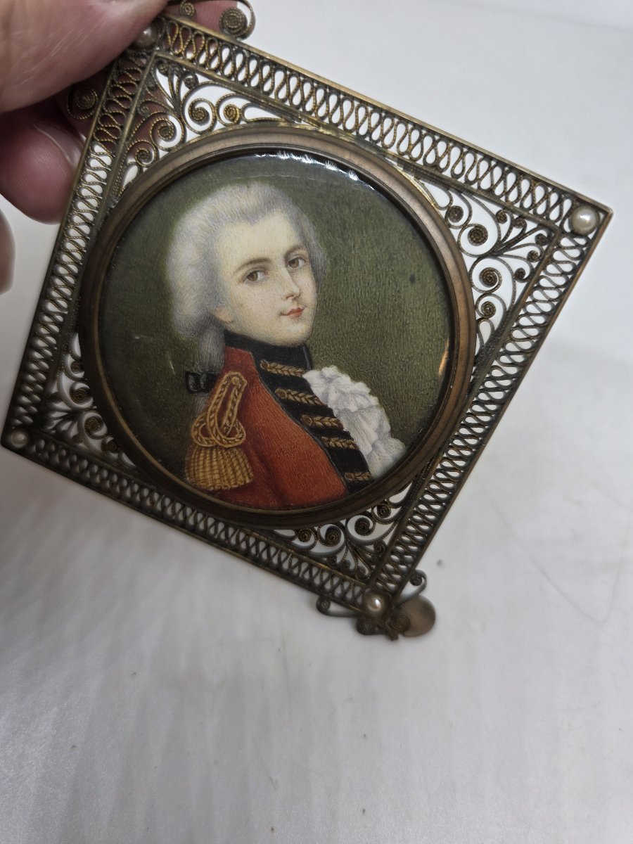 Portrait miniature d'un officier du XVIIIe siècle – Cadre en filigrane et perles-photo-4