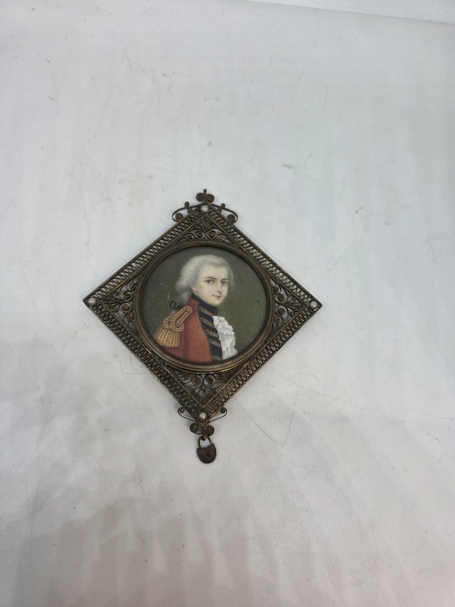 Portrait miniature d'un officier du XVIIIe siècle – Cadre en filigrane et perles