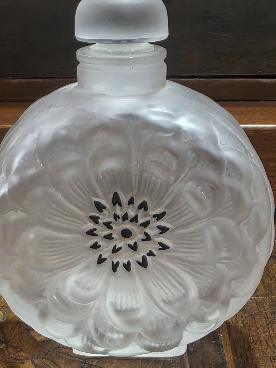 Flacon de parfum Art Déco en verre moulé et satiné à décor floral (vers 1930-1950)-photo-2