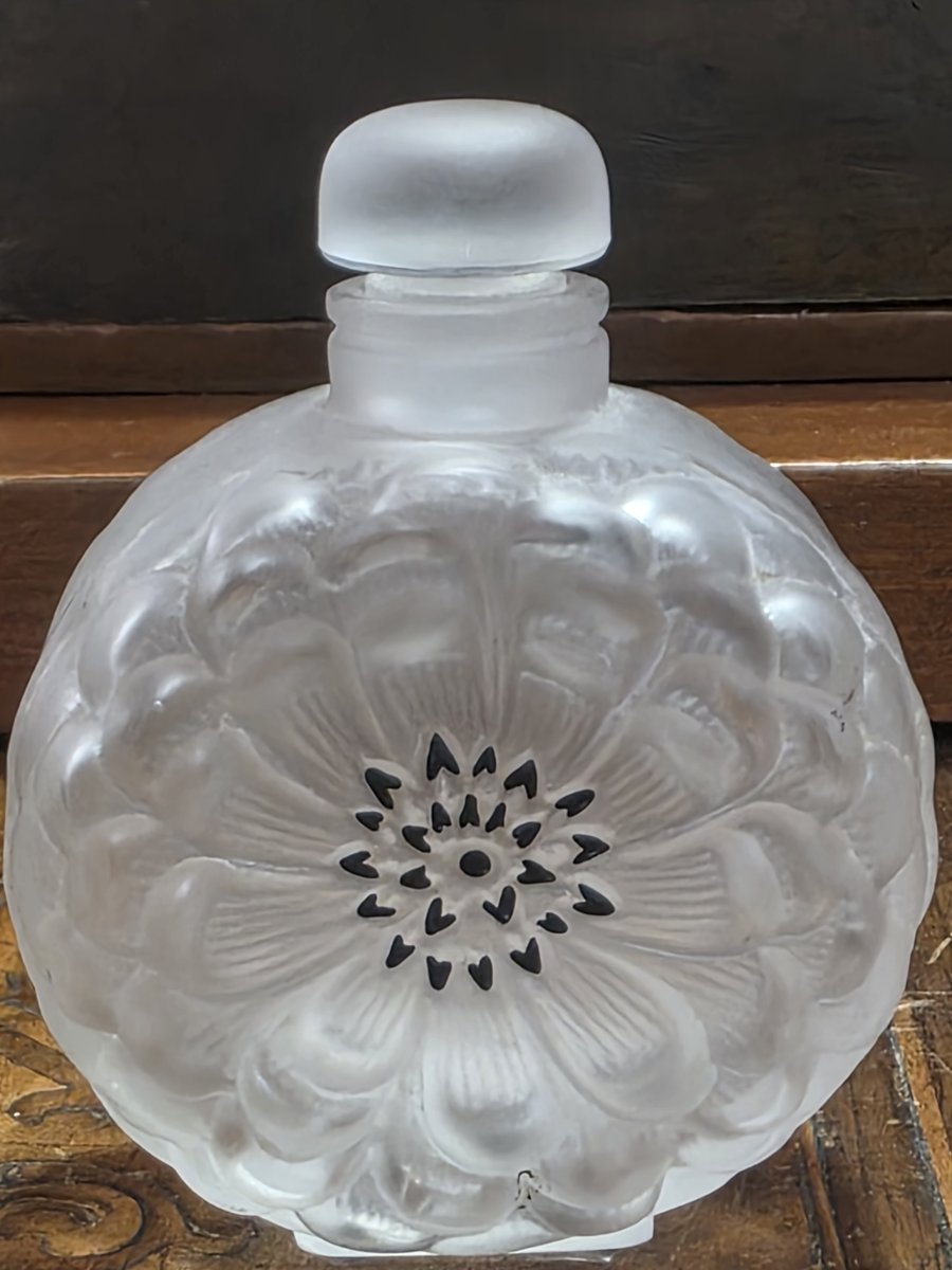Flacon de parfum Art Déco en verre moulé et satiné à décor floral (vers 1930-1950)-photo-3