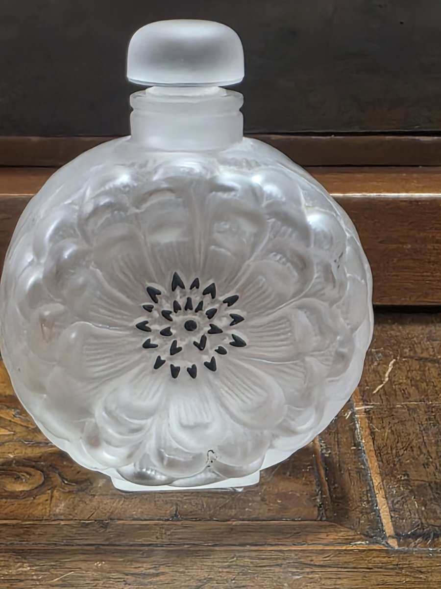 Flacon de parfum Art Déco en verre moulé et satiné à décor floral (vers 1930-1950)-photo-4