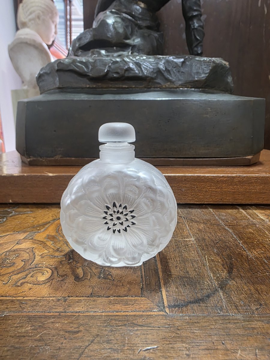 Flacon de parfum Art Déco en verre moulé et satiné à décor floral (vers 1930-1950)
