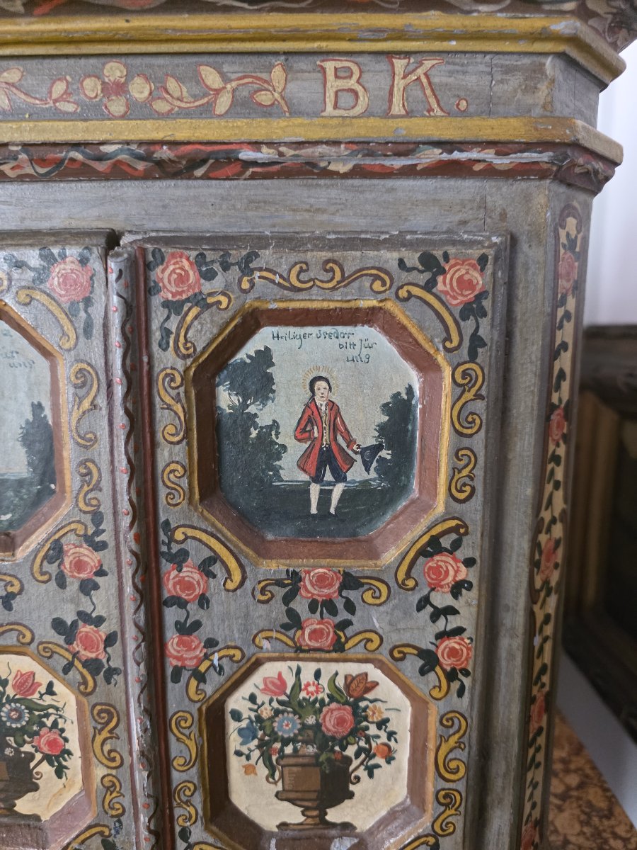 Rare cabinet de dévotion tyrolien polychrome daté de 1750 – Ste Notburge et St Isidore-photo-2