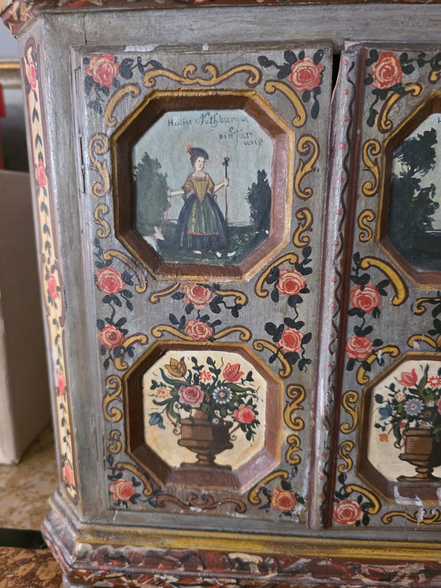 Rare cabinet de dévotion tyrolien polychrome daté de 1750 – Ste Notburge et St Isidore-photo-3