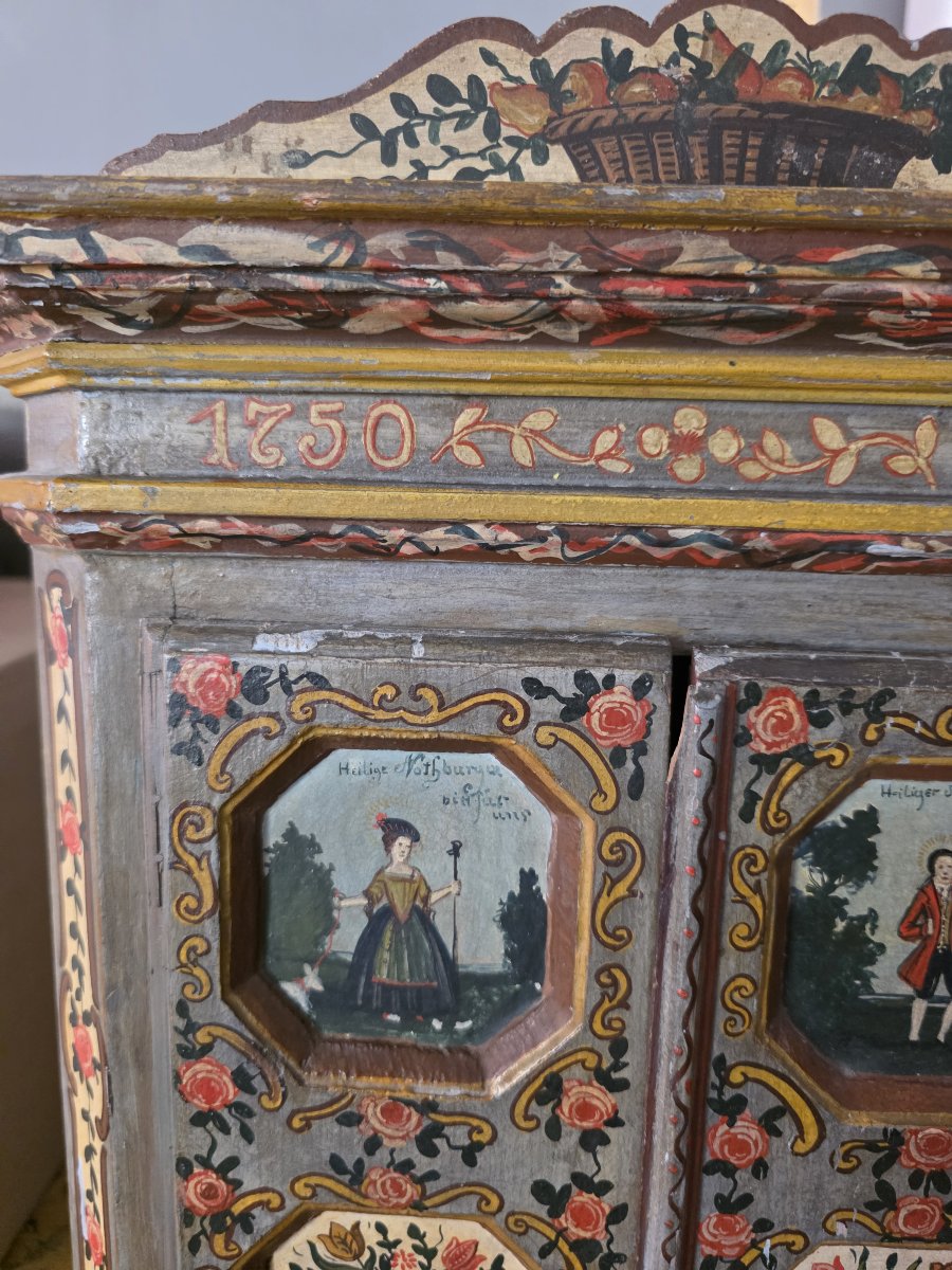 Rare cabinet de dévotion tyrolien polychrome daté de 1750 – Ste Notburge et St Isidore-photo-4