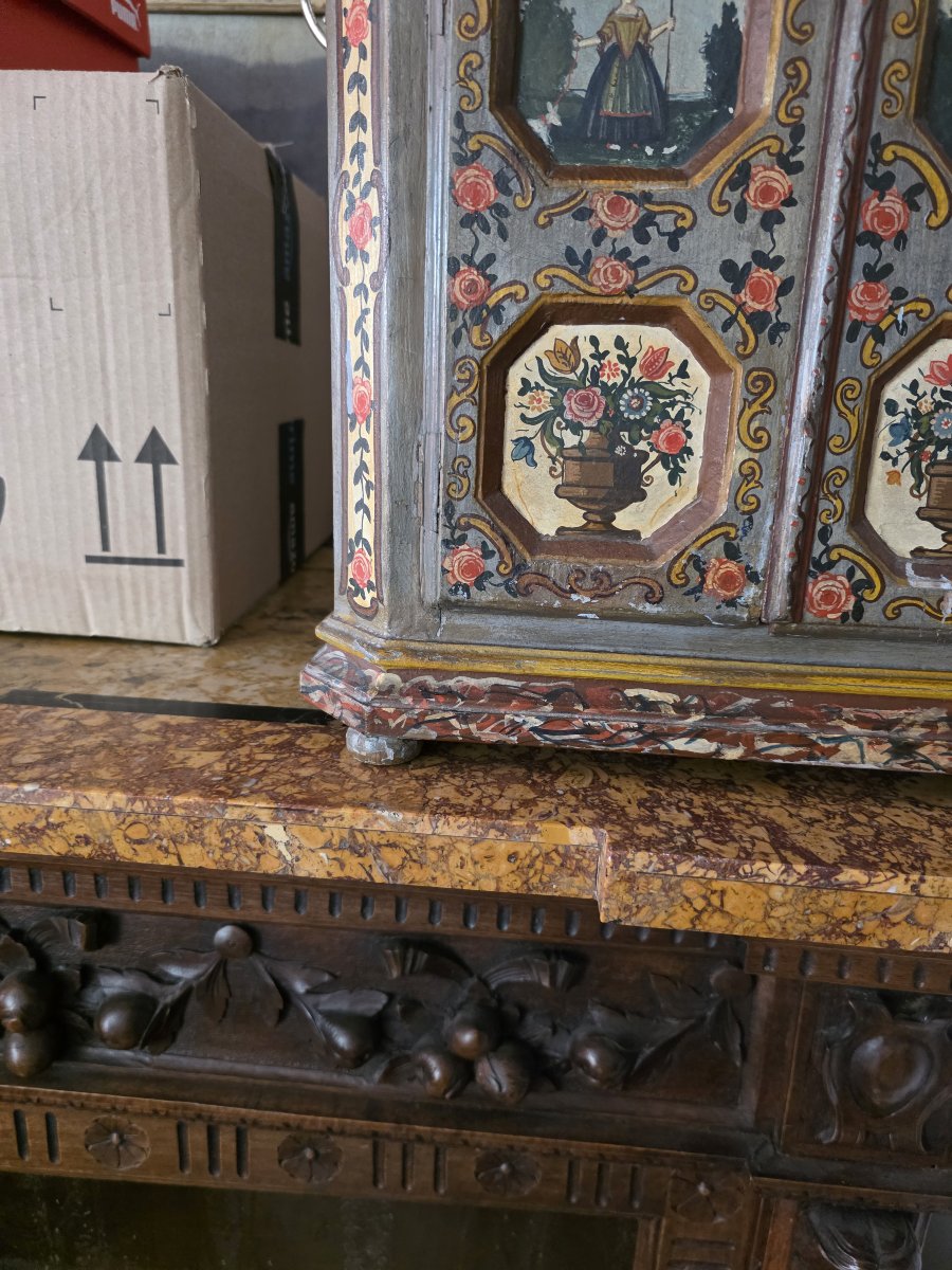 Rare cabinet de dévotion tyrolien polychrome daté de 1750 – Ste Notburge et St Isidore-photo-2