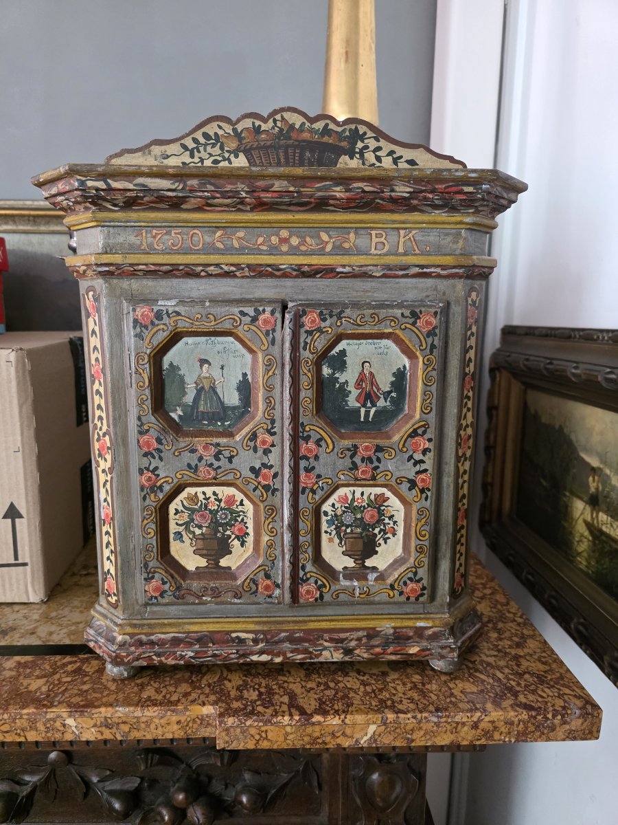 Rare cabinet de dévotion tyrolien polychrome daté de 1750 – Ste Notburge et St Isidore