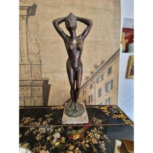 Statue En Bronze d'Une Femme. Art Déco De La Première Moitié Du XXe Siècle