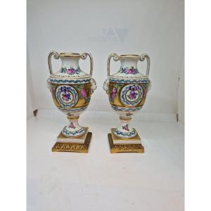 Paire De Petits Vases En Porcelaine De Dresde Du Début Du XXème Siècle