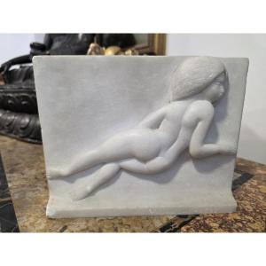 Plaque en marbre sculptée, œuvre de l'artiste Vittorio Saltelli