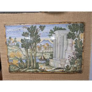 Grande plaque en faïence de Castelli, XVIIIe siècle, ornée de ruines et de personnages.