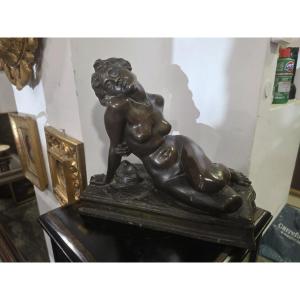 Carlo de Veroli – Sculpture en bronze représentant un nu féminin en position semi-allongée
