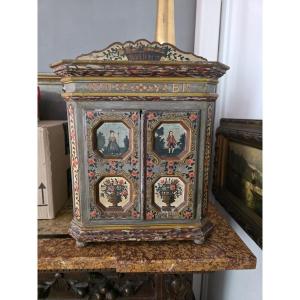 Rare cabinet de dévotion tyrolien polychrome daté de 1750 – Ste Notburge et St Isidore