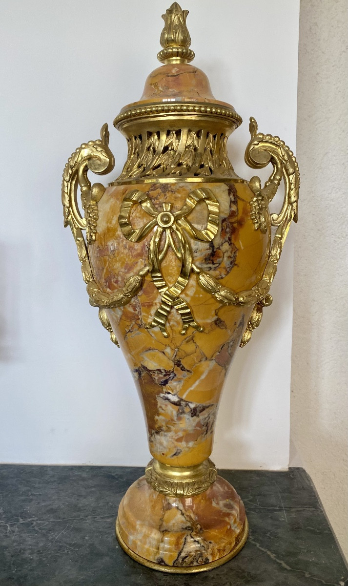 Grande Paire de Cassolettes Napoleon III en marbre jaune et bronze doré 