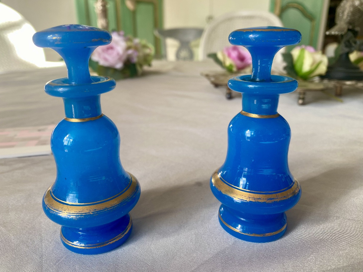 Jolie paire de flacons en opaline bleue 