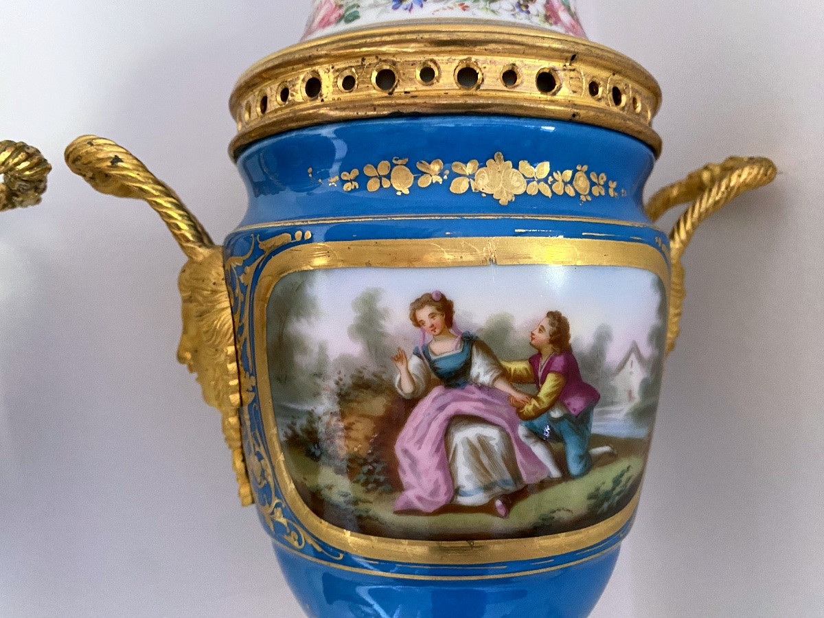 Paire de Cassolettes Napoleon III en porcelaine Bleu de Sèvres -photo-2
