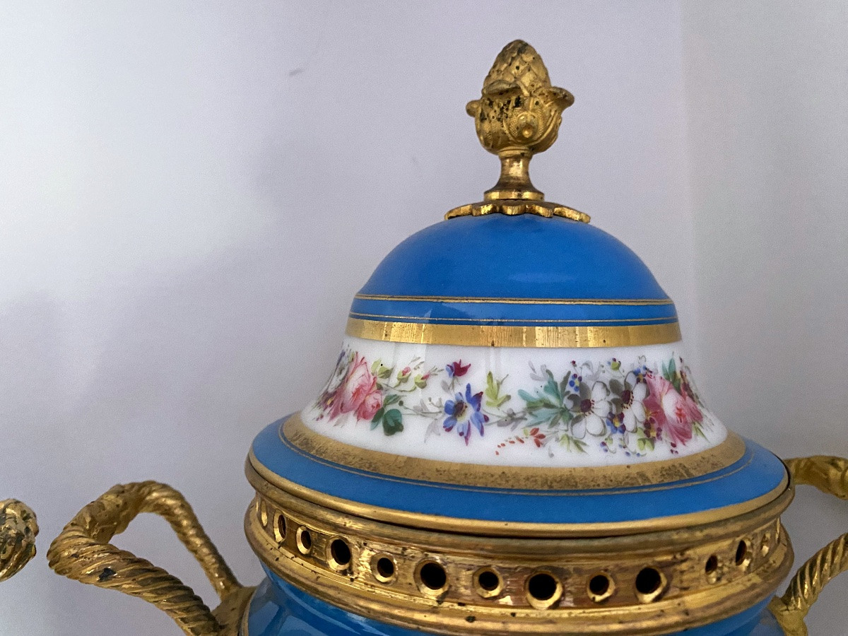 Paire de Cassolettes Napoleon III en porcelaine Bleu de Sèvres -photo-3