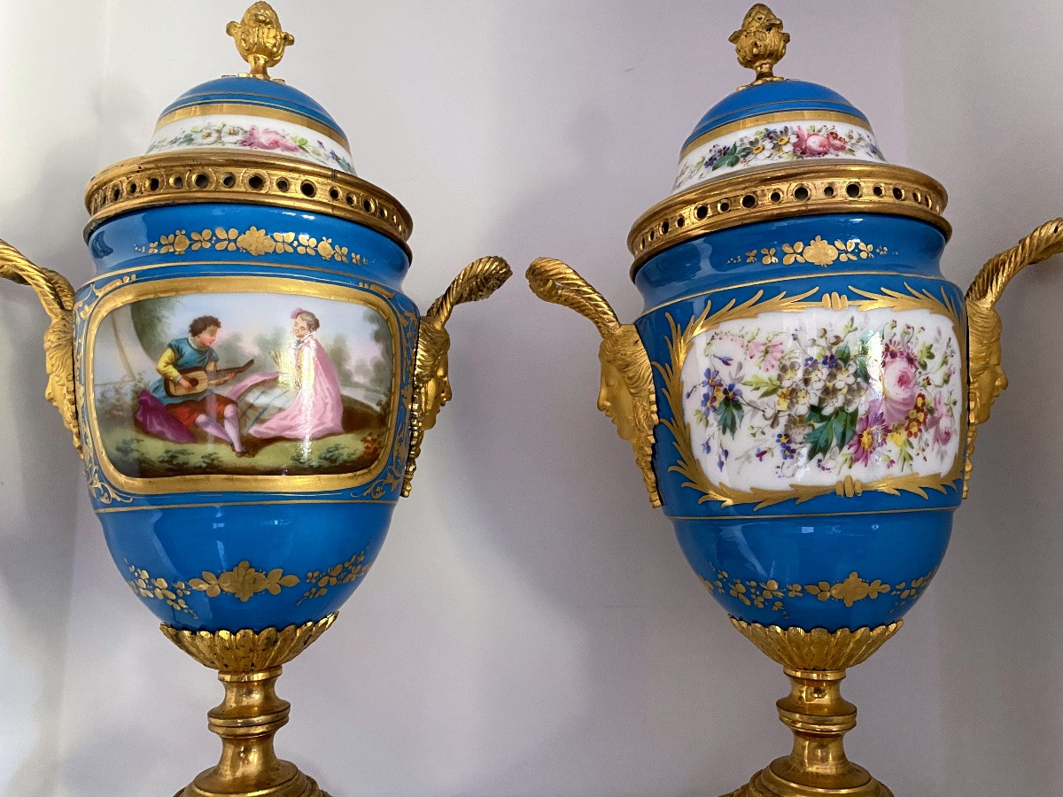 Paire de Cassolettes Napoleon III en porcelaine Bleu de Sèvres -photo-4