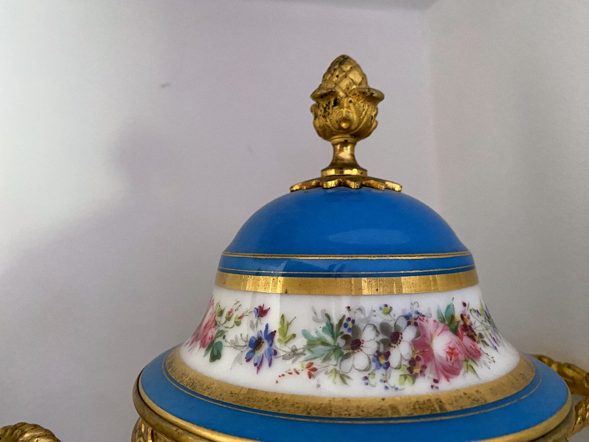 Paire de Cassolettes Napoleon III en porcelaine Bleu de Sèvres -photo-2