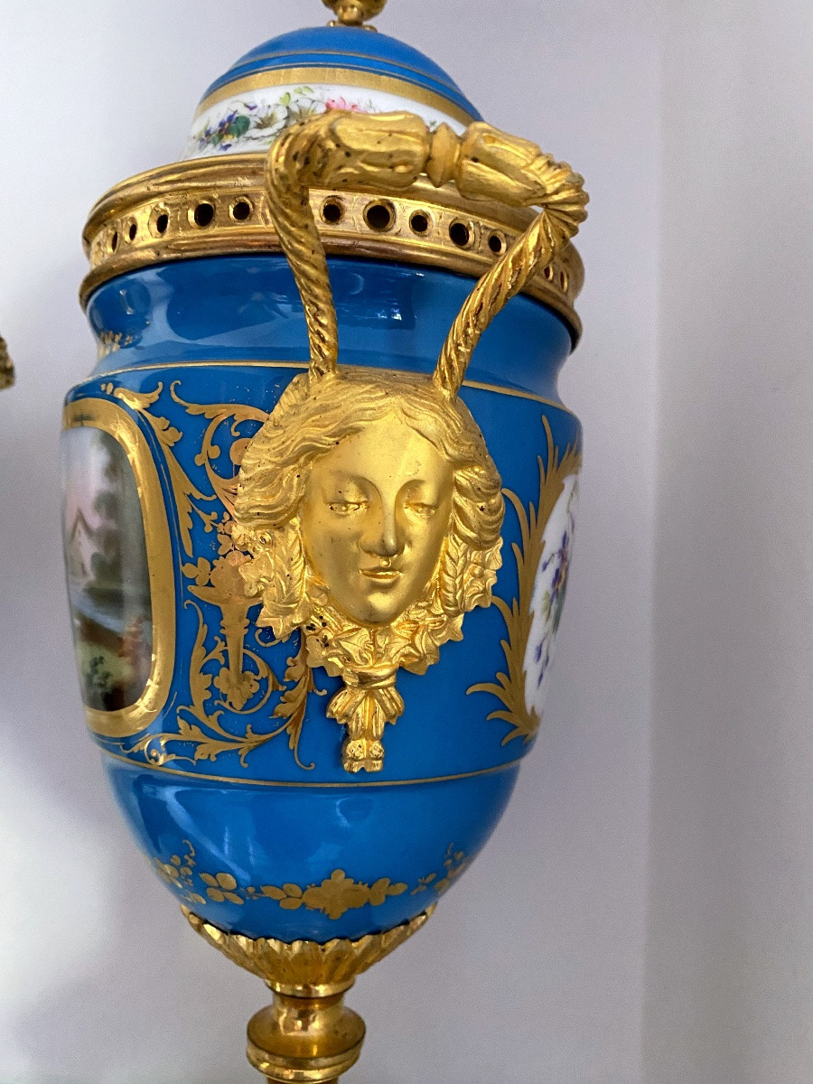 Paire de Cassolettes Napoleon III en porcelaine Bleu de Sèvres -photo-3