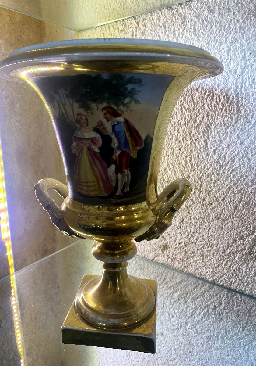 Jolie Paire de Vases forme Médicis  en Porcelaine de Paris 