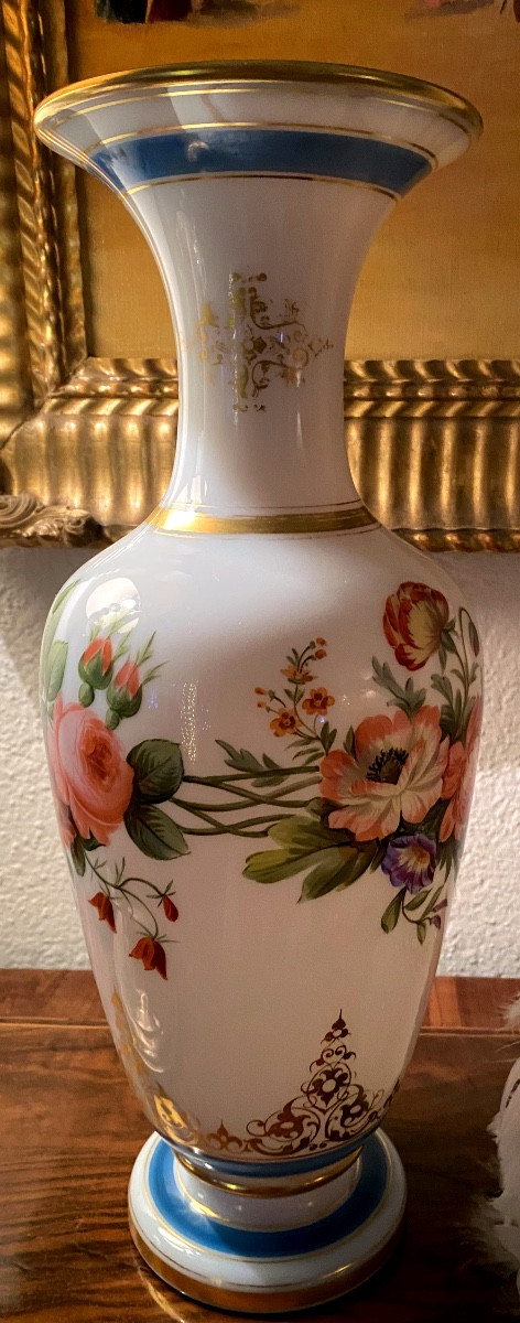 Très Beau vase en opaline  décoré de Fleurs d époque Charles X 
