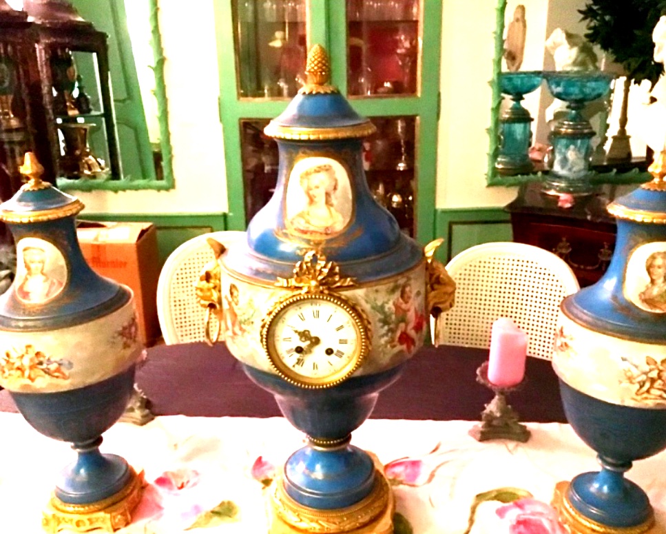 Très très grande garniture en porcelaine représentant Marie Antoinette et ses sœurs -photo-3